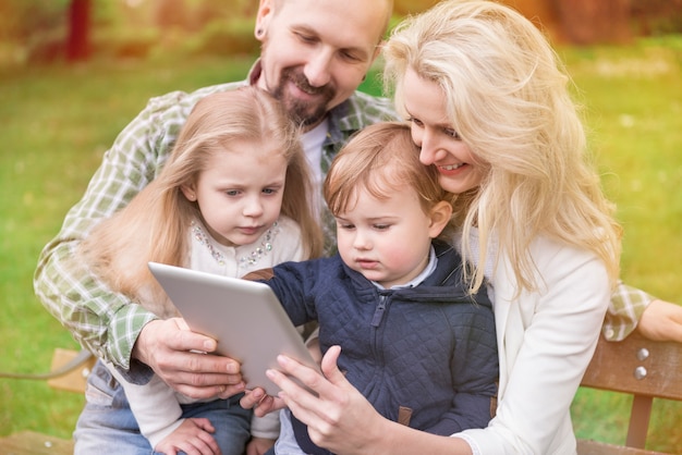 Die ganze Familie genießt das kostenlose Internet