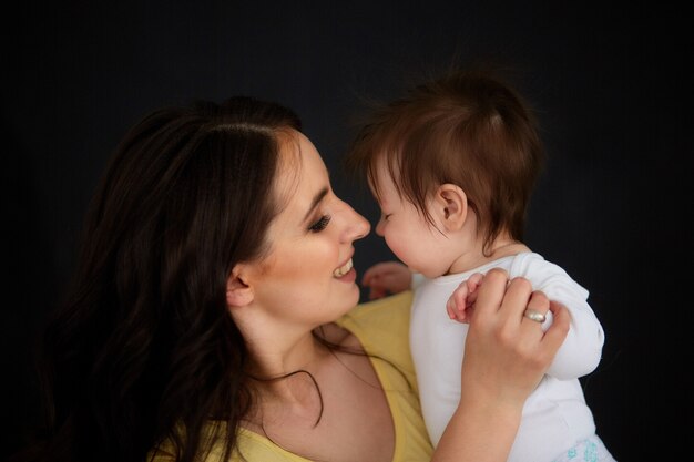 Die glückliche Mutter, die ihre Tochter umfasst