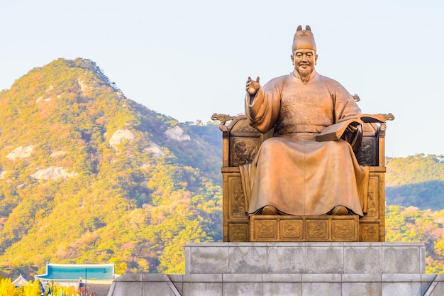 Die große goldene Statue