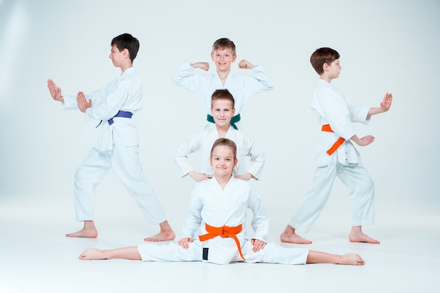 Die Gruppe von Jungen und Mädchen, die beim Aikido-Training in der Kampfkunstschule kämpfen. Gesunder Lebensstil und Sportkonzept