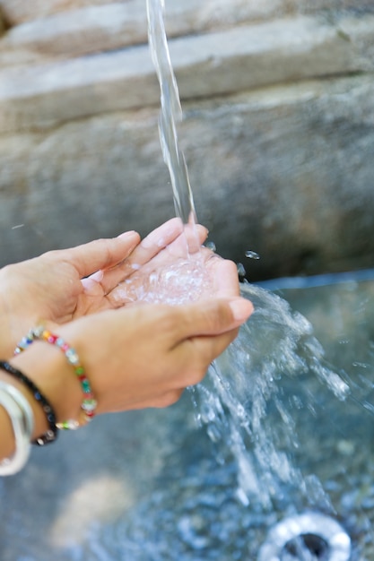 Kostenloses Foto die hände der frau mit wasser spritzen.