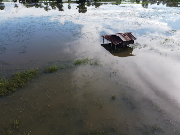 Die häuser von dorfbewohnern im ländlichen thailand wurden überflutet.