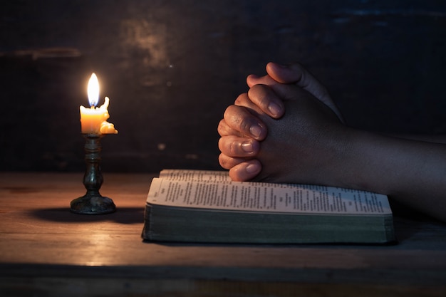 Die Hand der Frau betete