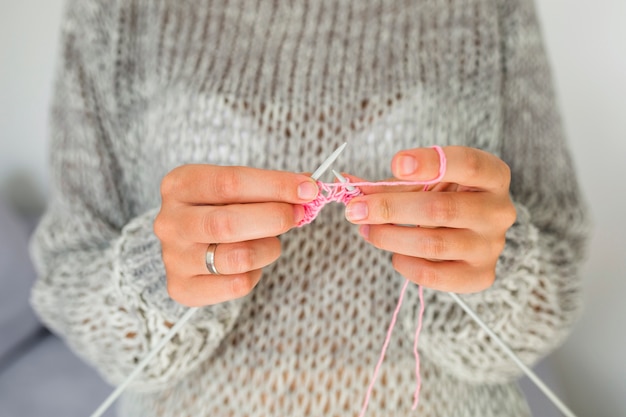 Kostenloses Foto die hand der frau, die mit häkelarbeit strickt