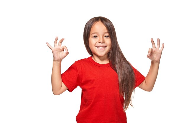 Die Hand des Kindes, die das positive Vorzeichen lokalisiert auf weißem Hintergrund zeigt