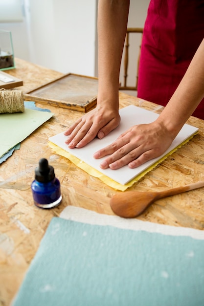 Die Handform der Frau, die für die Herstellung des Papiers drückt