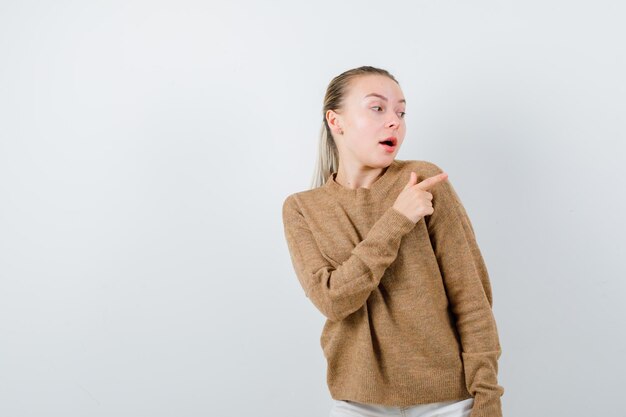 Die junge Dame zeigt ihre rechte Seite auf weißem Hintergrund