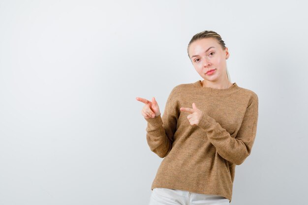 Die junge Dame zeigt linke Seite auf weißem Hintergrund