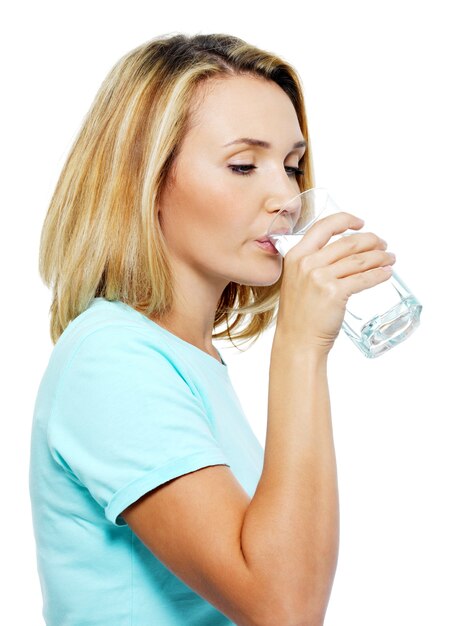 Die junge Frau trinkt Wasser