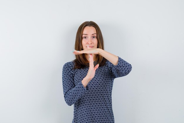 Die junge Frau zeigt Hände auf weißem Hintergrund