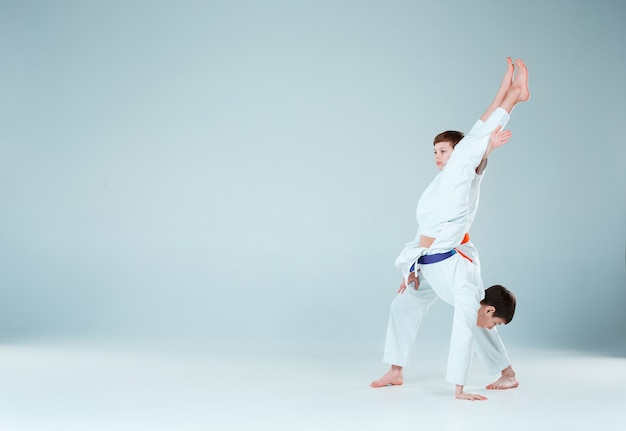 Die Jungen posieren beim Aikido-Training in der Kampfsportschule. Gesunder Lebensstil und Sportkonzept