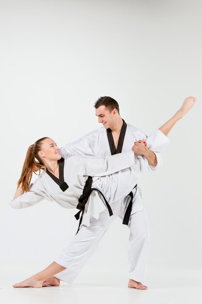 Die Karate Frau und Mann mit schwarzen Gürteln