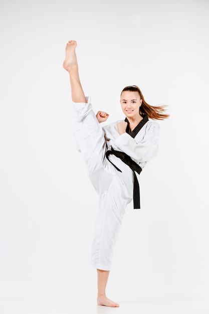 Die Karatefrau mit schwarzem Gürtel