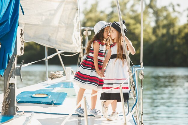 Die Kinder an Bord der Seelyacht