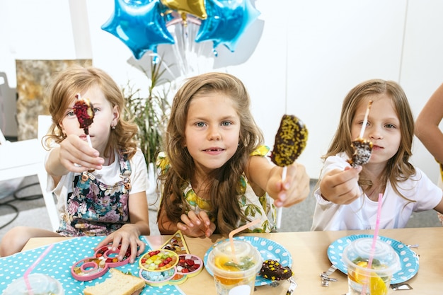 Die Kinder und Geburtstagsdekorationen.