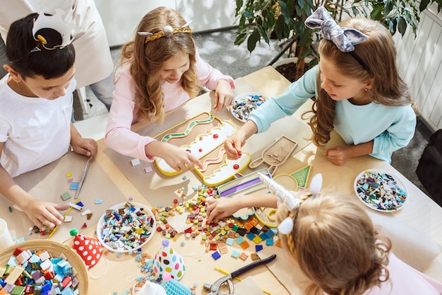 Die Kinder und Geburtstagsdekorationen.