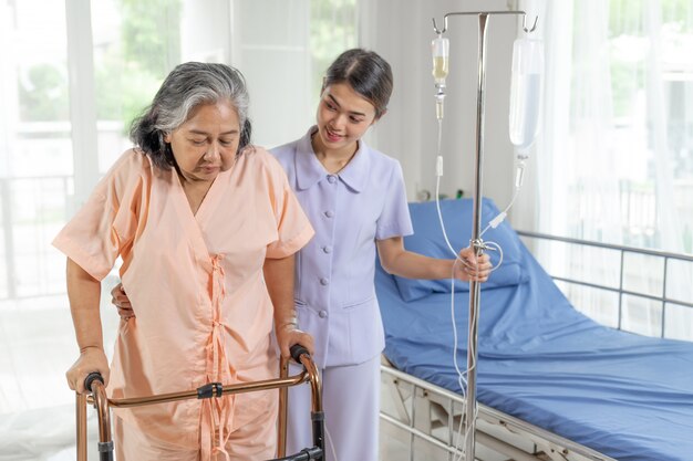 Die Krankenschwestern sind gut betreut ältere Patienten in Krankenhausbett Patienten, medizinische und Gesundheitskonzept