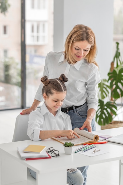 Die Lehrerin hilft ihrem Schüler beim Lernen