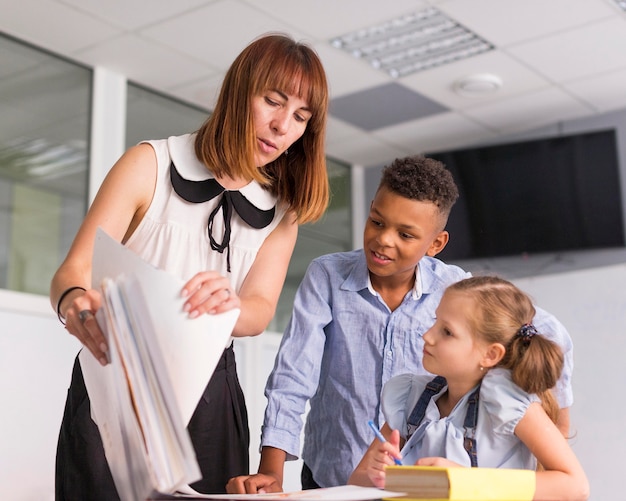 Die Lehrerin zeigt ihren Schülern ihre Noten