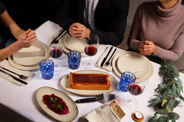 Kostenloses Foto die leute am tisch genießen ein festmahl für den ersten tag des pessach-seders