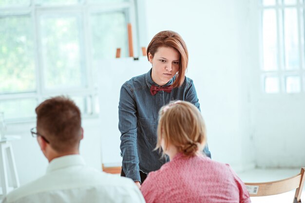 Die Leute beim Business Meeting im Konferenzsaal.