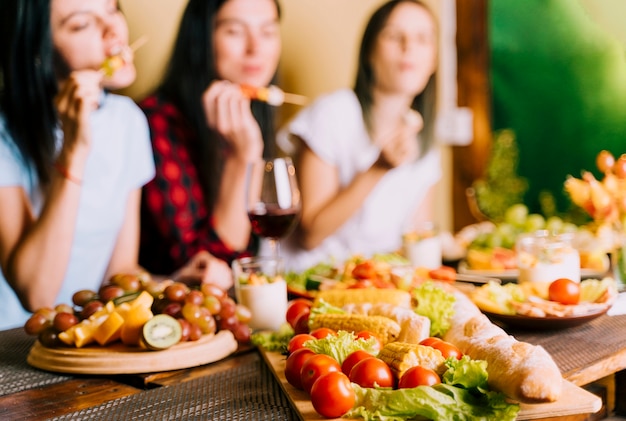 Die Leute, die Aperitifs essen, verwischten Hintergrund