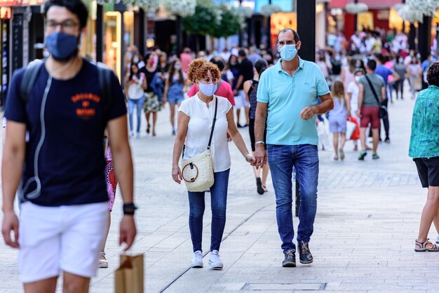 Die Leute gehen in der Comercial Street mit dem Namen Meritxell nach COVID19