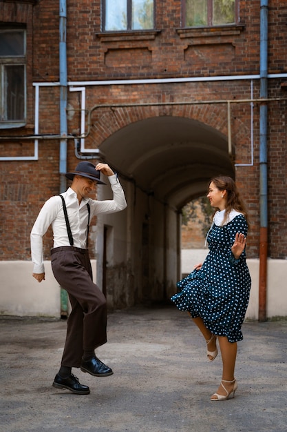 Die Leute tanzen zusammen voller Schuss Swing