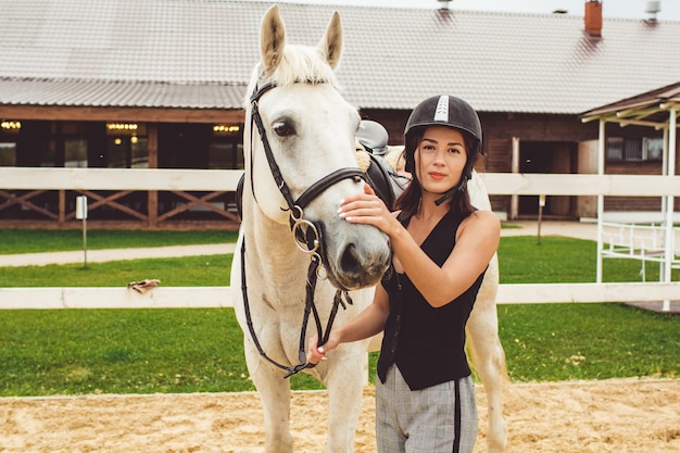 Die Mädchen reiten auf Pferden