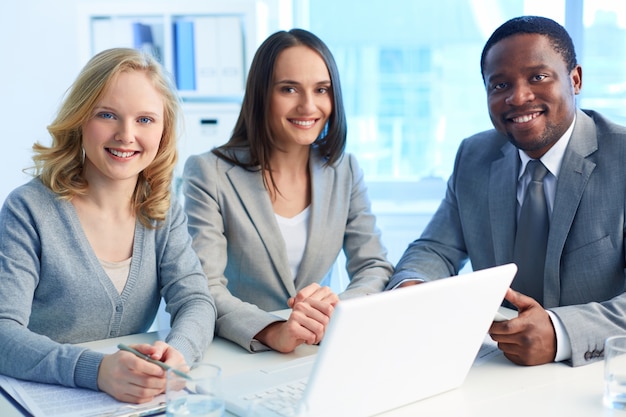 Die mitarbeiter arbeiten mit laptop