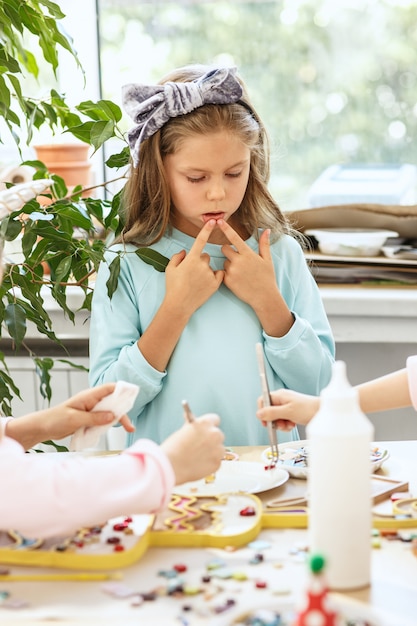 Die Mosaik-Puzzle-Kunst für Kinder, kreatives Spiel für Kinder.