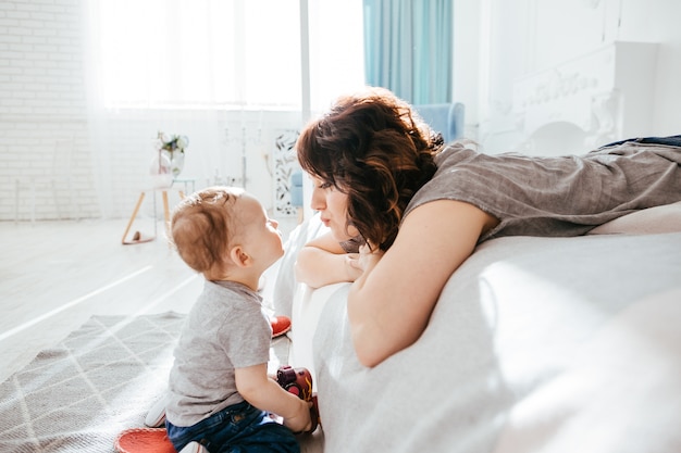 Die Mutter bewundert ihren Sohn