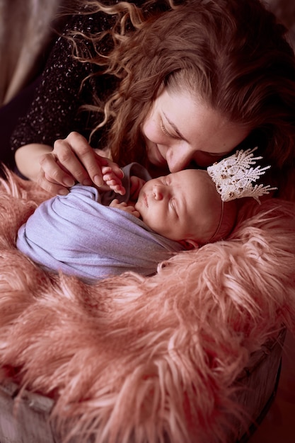 Kostenloses Foto die mutter sitzt in der nähe ihrer tochter