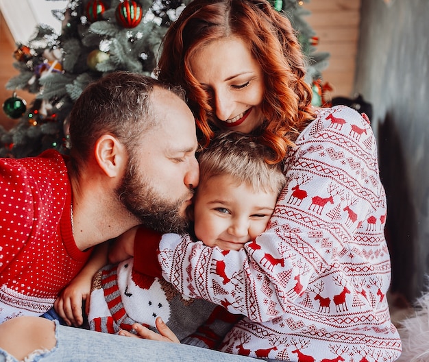 Die Mutter und der Vater, die ihren Sohn umfassen