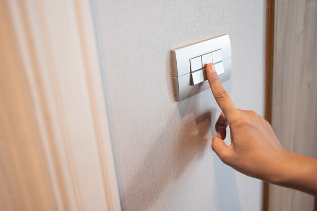 Die Nahaufnahme Des Fingers Wird Im Lichtschalter Ein Oder Ausgeschaltet Premium Foto