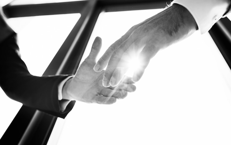 Kostenlose Foto die nahaufnahme von den händen, die partnerschaftsversammlung rütteln