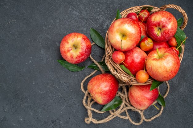 Die Nahaufnahme von oben bringt die appetitlichen Kirschen und Äpfel hervor