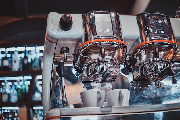 Die neue, glänzende Kaffeemaschine im Café ist bereit, mit der Kaffeezubereitung zu beginnen.