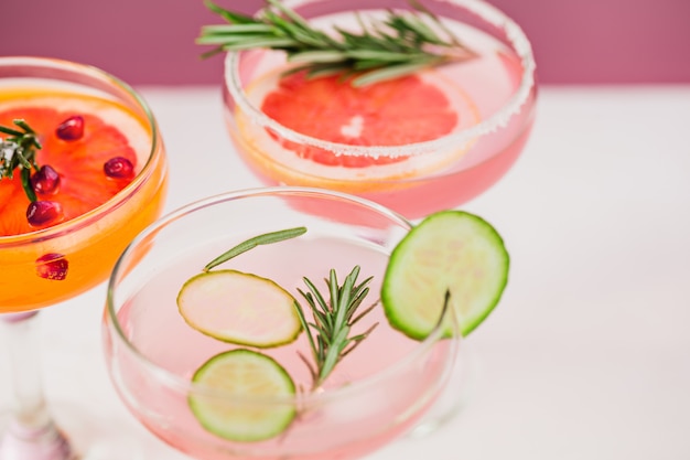 Die rose exotische cocktails und früchte auf rosa Kostenlose Fotos