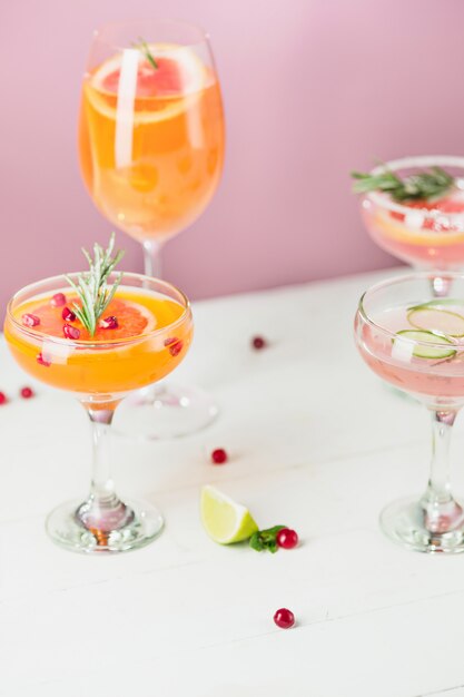 Die Rose exotische Cocktails und Früchte auf rosa