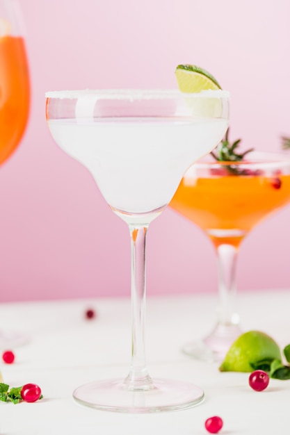 Kostenloses Foto die rose exotische cocktails und früchte auf rosa