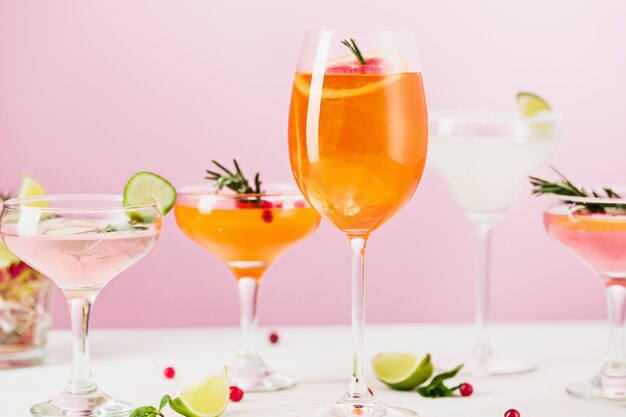 Die Rose exotische Cocktails und Früchte auf rosa