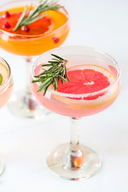 Die Rose exotische Cocktails und Früchte auf rosa