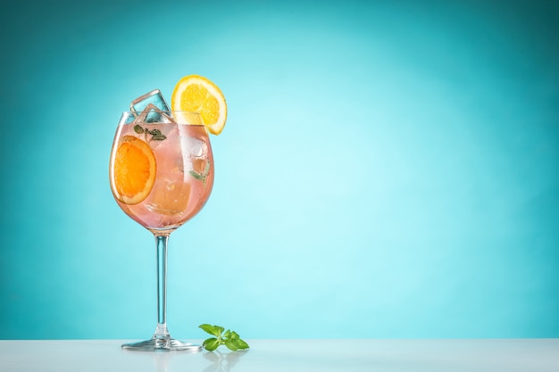 Die Rose exotischen Cocktail und Obst auf blau