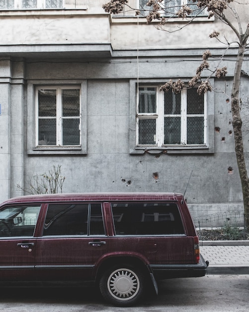 Die Rückseite eines alten Familienautos mit einem grauen Gebäude