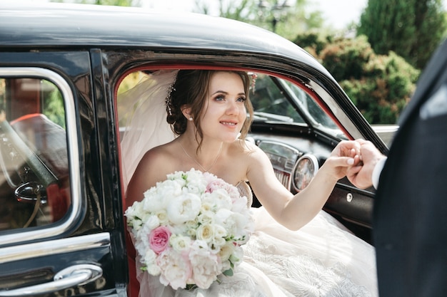 Die schöne Braut kommt aus dem Auto