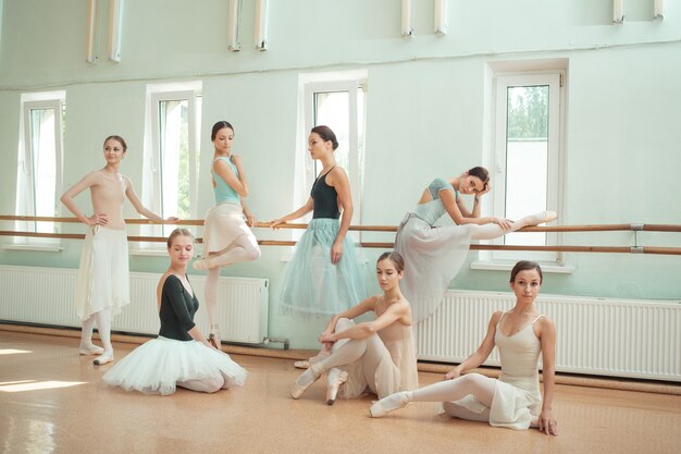 Die sieben Ballerinas an der Ballettstange