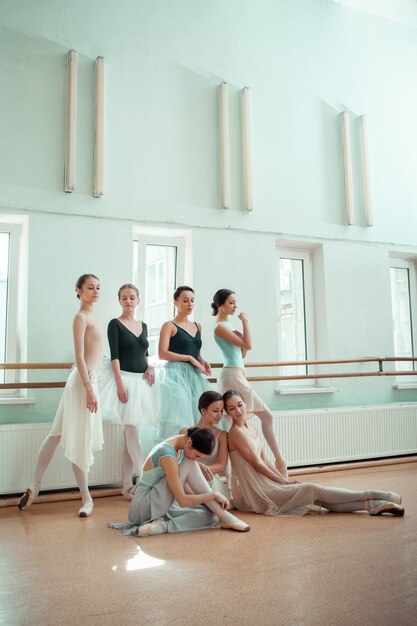 Die sieben Ballerinas an der Ballettstange