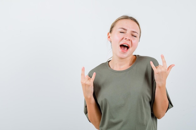 Die singende Frau zeigt Rock'n'Roll-Gesten mit den Händen auf weißem Hintergrund