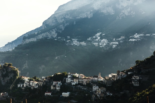 Die Sonne scheint über das Gebäude auf den Bergen